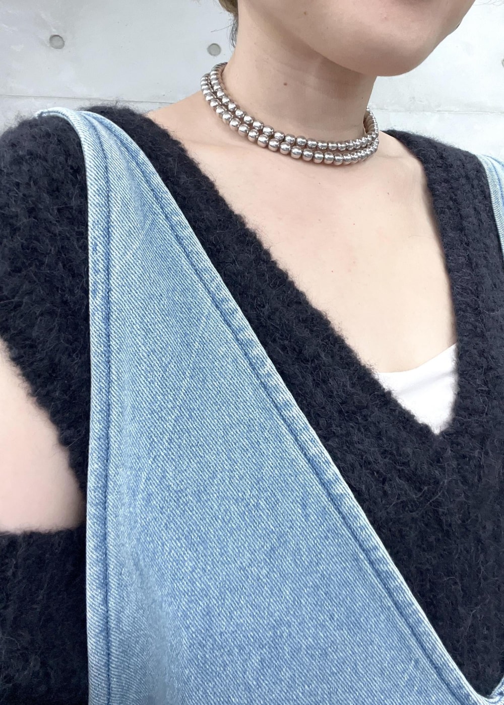 ブラック系のベスト、グリーン系のショルダーバッグ、ブルー系のサロペット/オーバーオールを着用したレディースの夏コーディネートの10枚目の写真