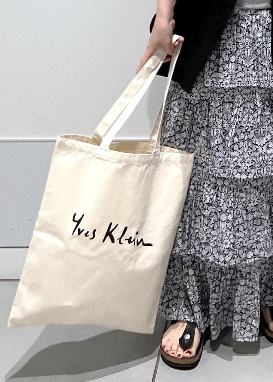 ブラック系のテーラードジャケット、ブラック系のスカートを着用したレディースの夏コーディネートの9枚目の写真