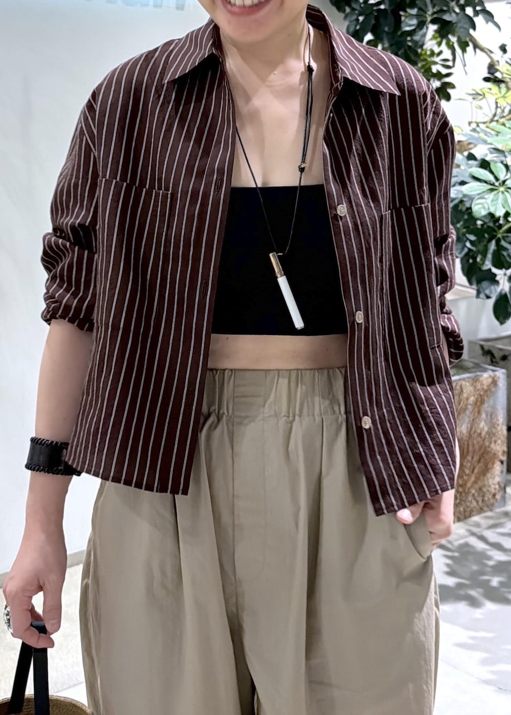ベージュ系のその他パンツ、ブラウン系のシャツ/ブラウスを着用したレディースの春コーディネートの8枚目の写真