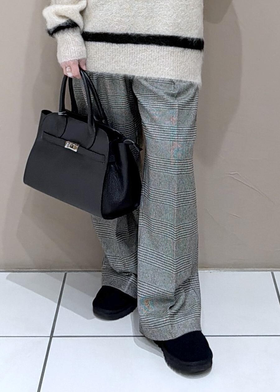 グレー系のスラックス、ブラック系のブーツを着用したレディースの冬コーディネートの8枚目の写真