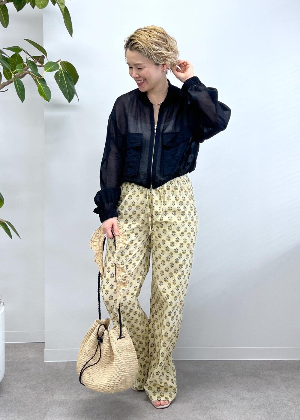 ブラック系のブルゾン、ベージュ系のその他パンツ、グレー系のサンダルを着用したレディースの冬コーディネートの3枚目の写真