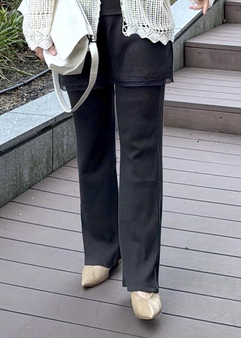 ベージュ系のパンプス、ホワイト系のカーディガン/ボレロ、グレー系のキャミソールを着用したレディースの春コーディネートの10枚目の写真