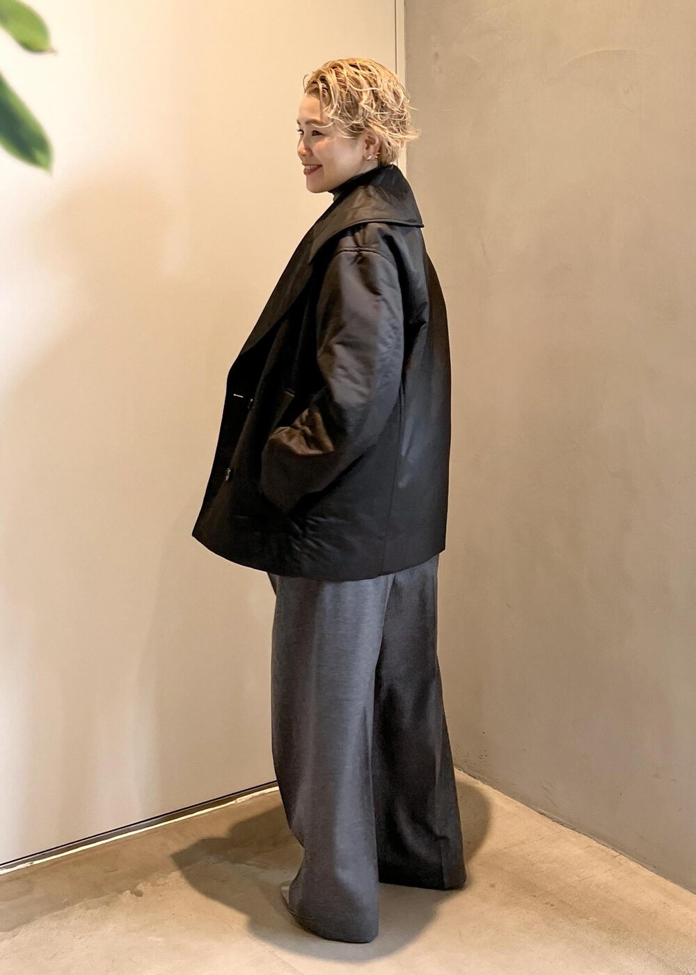 ブラック系のショルダーバッグ、グレー系のニット/セーター、グレー系のスラックスを着用したレディースの秋コーディネートの10枚目の写真