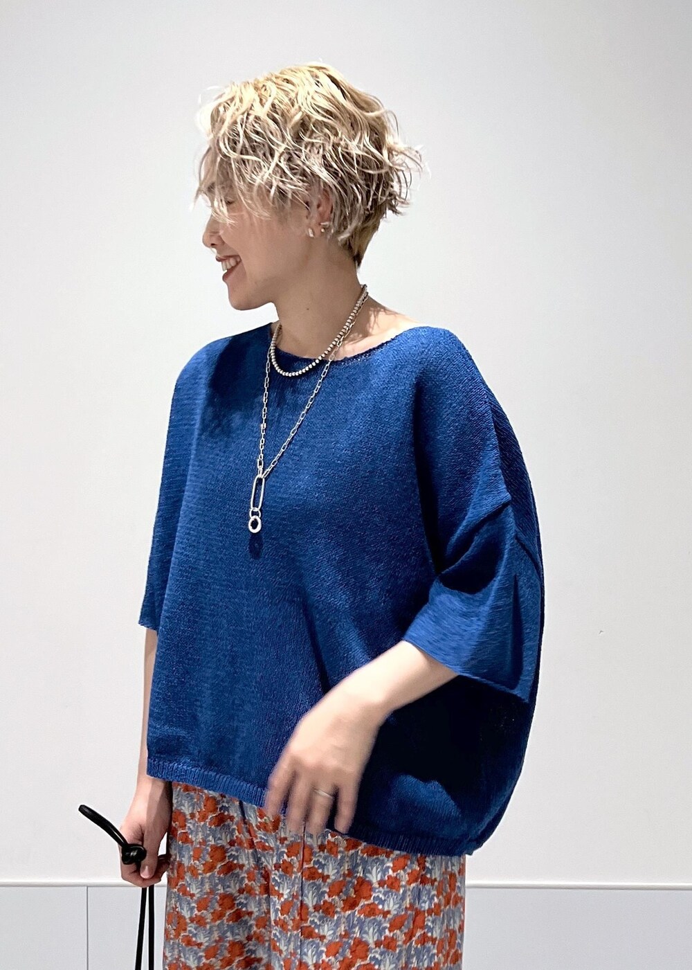 シルバー系のサンダル、ブラック系のショルダーバッグ、ブルー系のその他パンツを着用したレディースの夏コーディネートの5枚目の写真