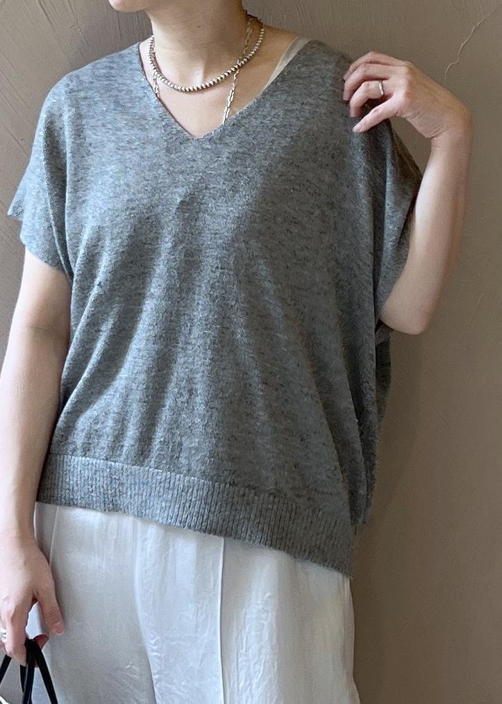 ホワイト系のかごバッグ、グレー系のニット/セーター、ホワイト系のつなぎ/オールインワンを着用したレディースの夏コーディネートの5枚目の写真