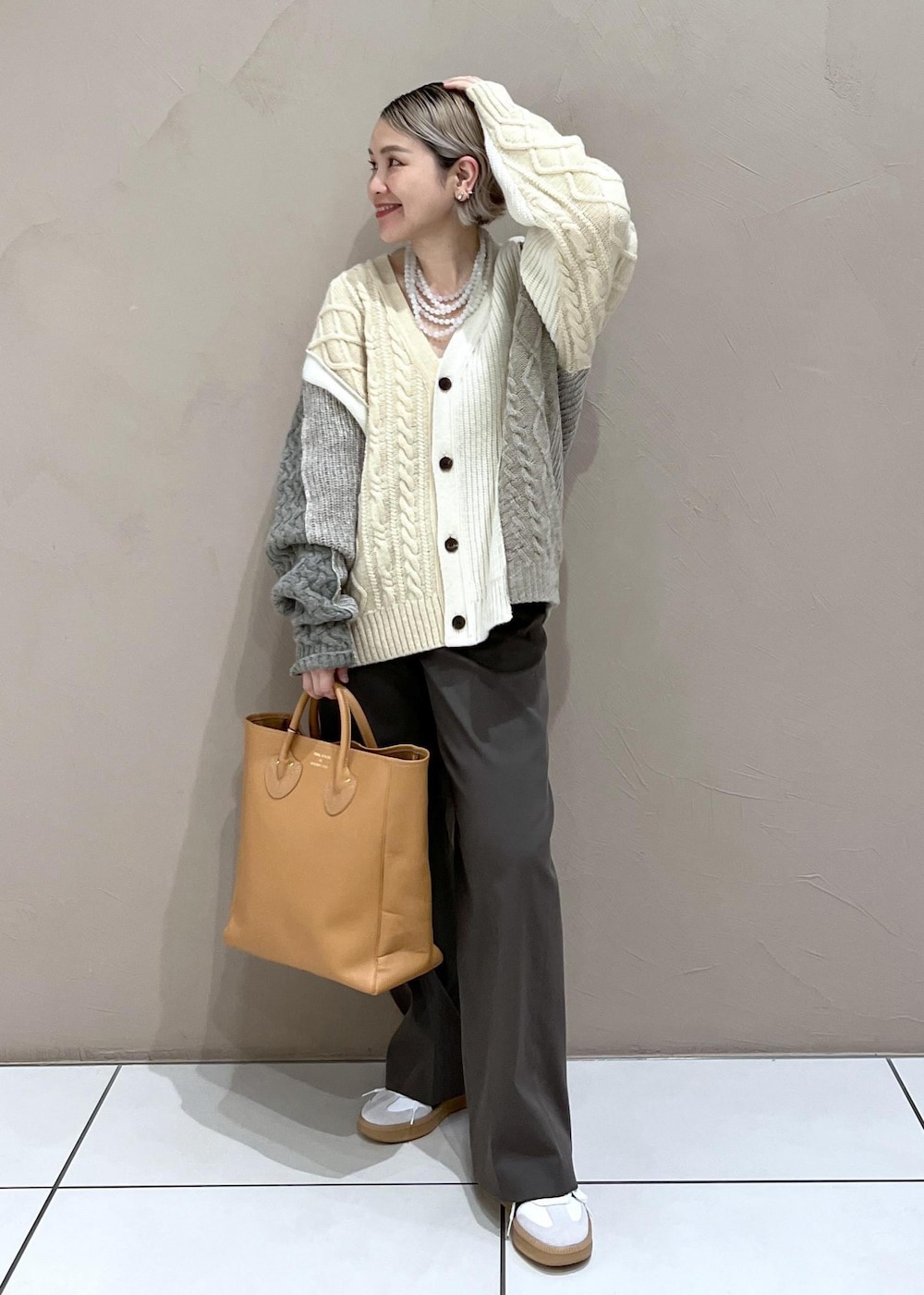 ブラウン系のその他パンツ、ホワイト系のスニーカーを着用したレディースの夏コーディネートの2枚目の写真