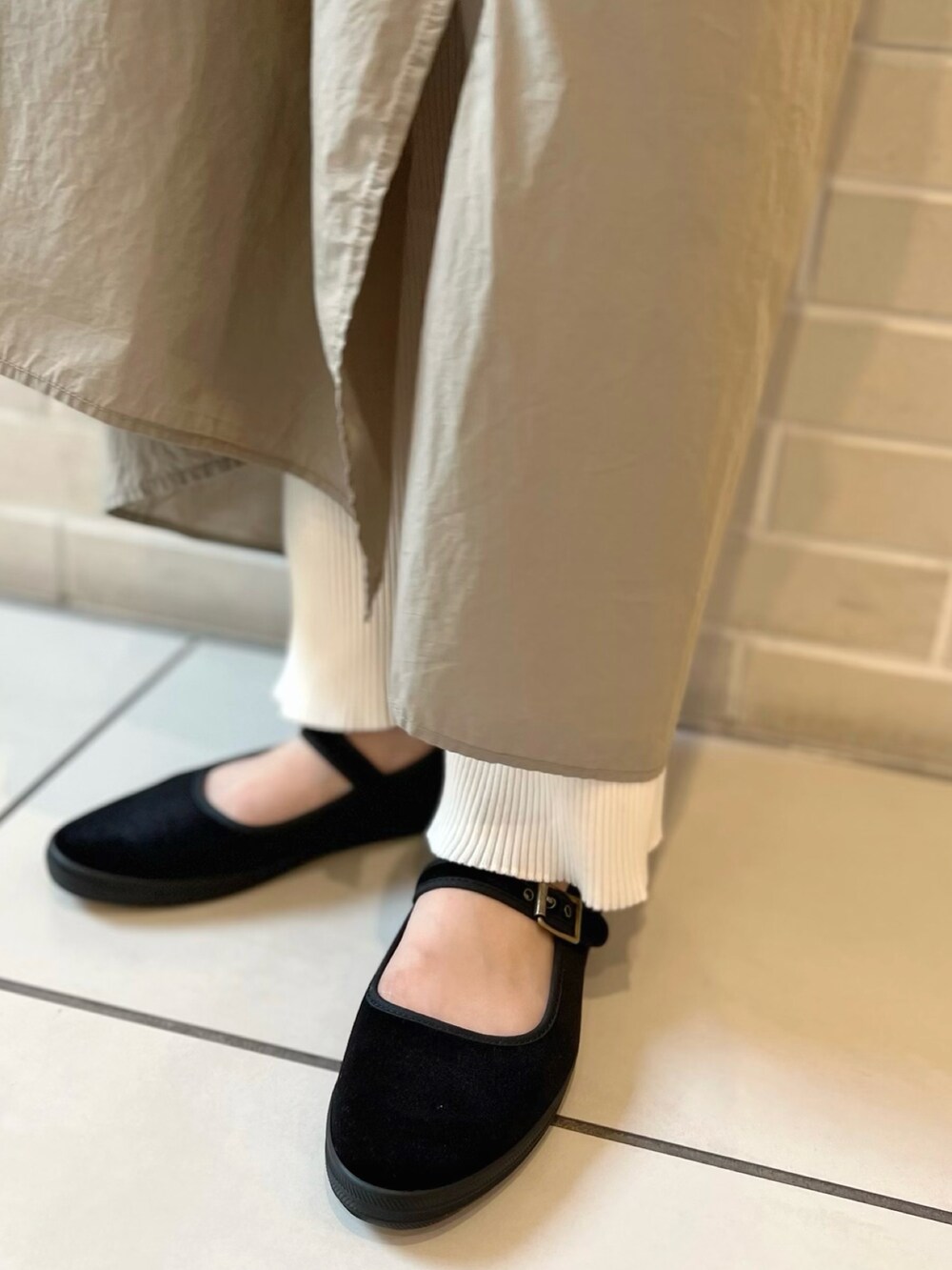 ベージュ系のワンピース、ホワイト系のその他パンツ、ブラック系のバレエシューズを着用したレディースの秋コーディネートの5枚目の写真