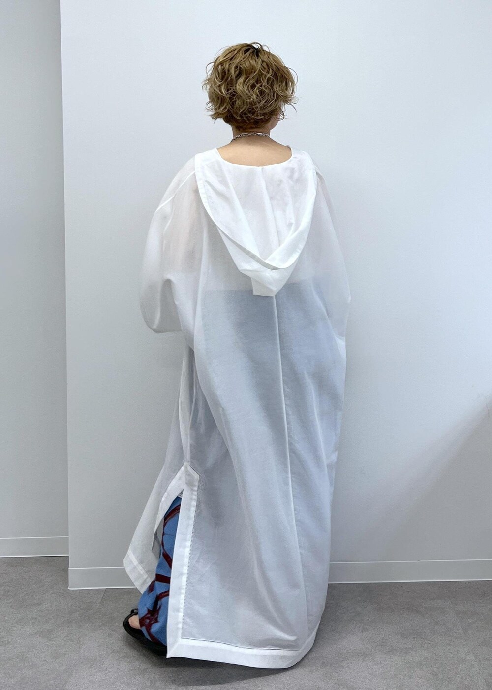 ブラック系のサンダル、ホワイト系のワンピース、ブルー系のその他パンツを着用したレディースの春コーディネートの5枚目の写真