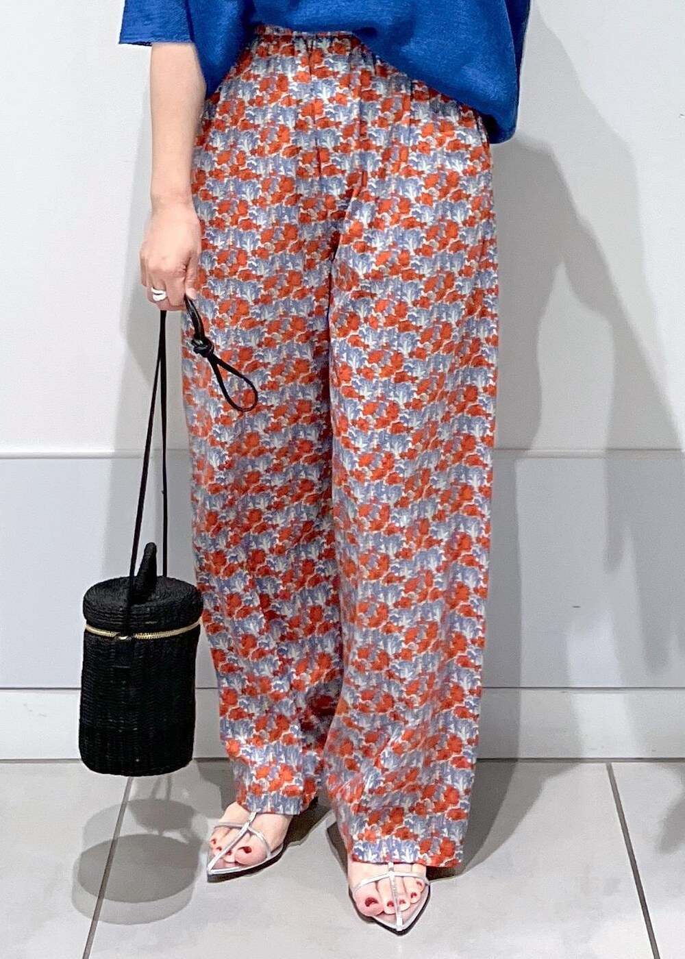 シルバー系のサンダル、ブラック系のショルダーバッグ、ブルー系のその他パンツを着用したレディースの夏コーディネートの7枚目の写真