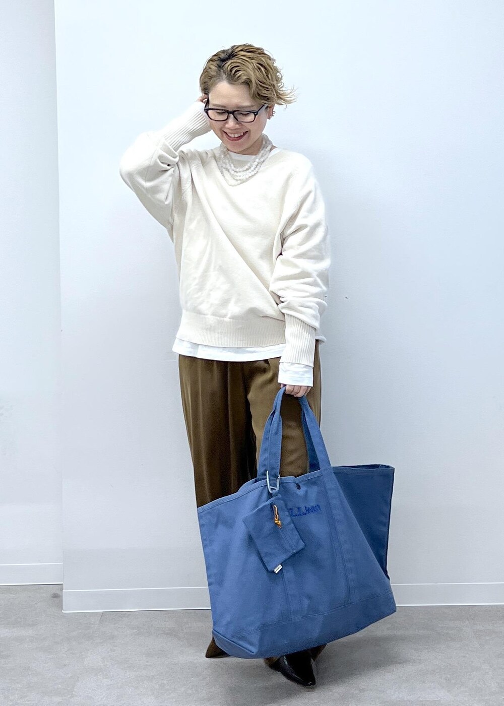 ホワイト系のスウェット、ブラウン系のその他パンツ、ブラック系のローファーを着用したレディースの秋コーディネートの2枚目の写真