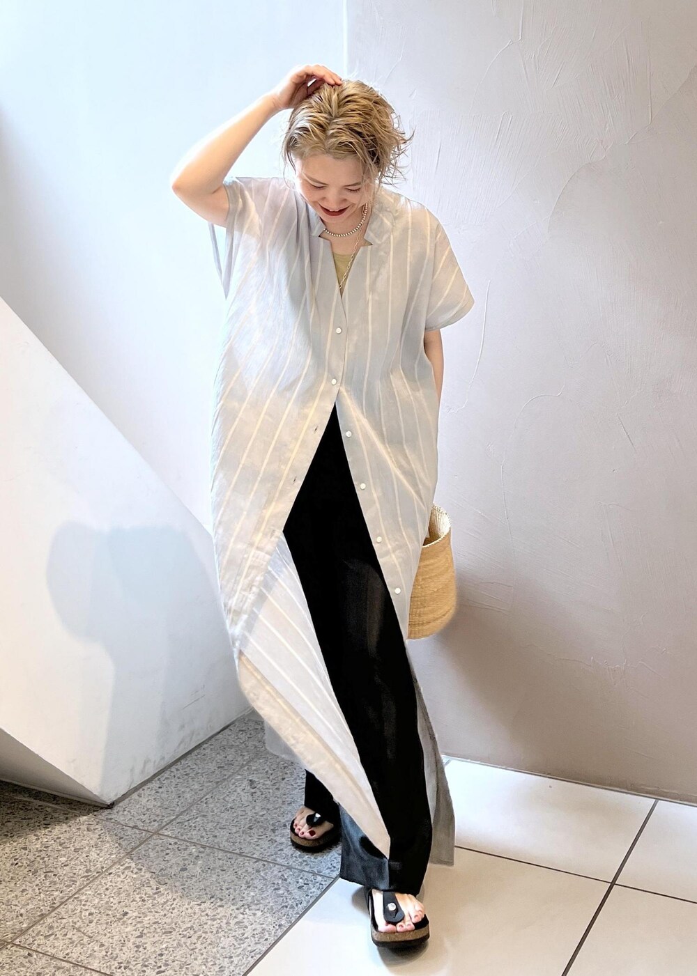 ブラック系のその他パンツ、イエロー系のタンクトップ、ブルー系のワンピースを着用したレディースの夏コーディネートの2枚目の写真