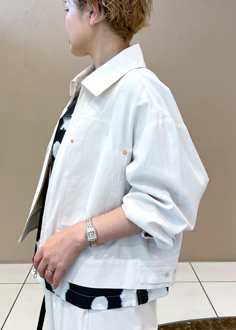 ホワイト系のトートバッグ、ホワイト系のブルゾン、ホワイト系のその他パンツを着用したレディースの春コーディネートの6枚目の写真