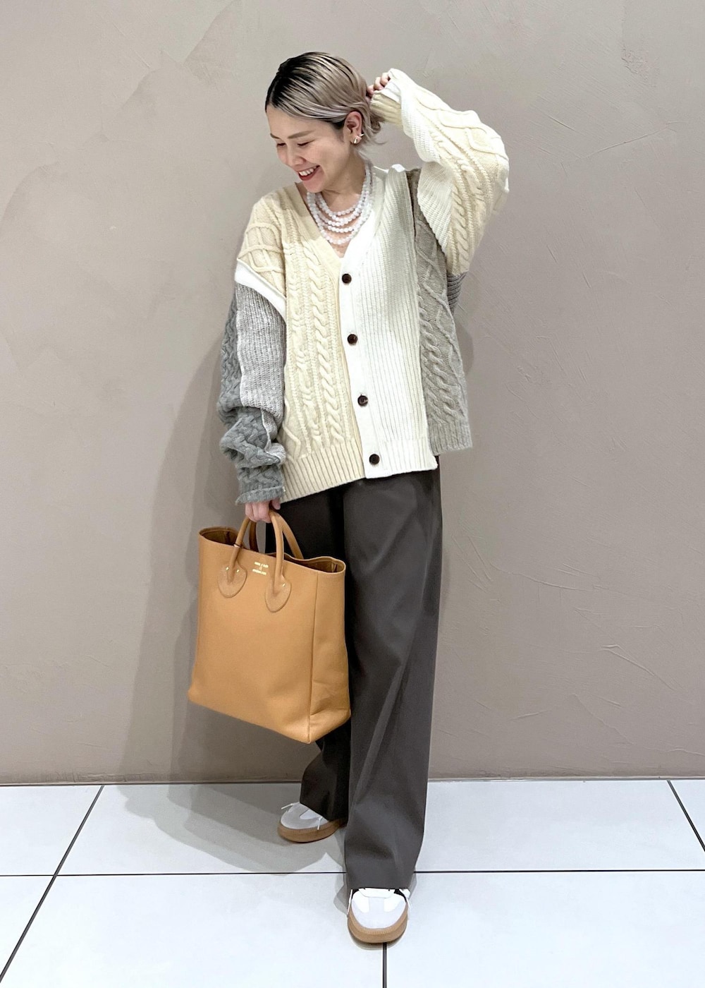 ブラウン系のその他パンツ、ホワイト系のスニーカーを着用したレディースの夏コーディネートの3枚目の写真