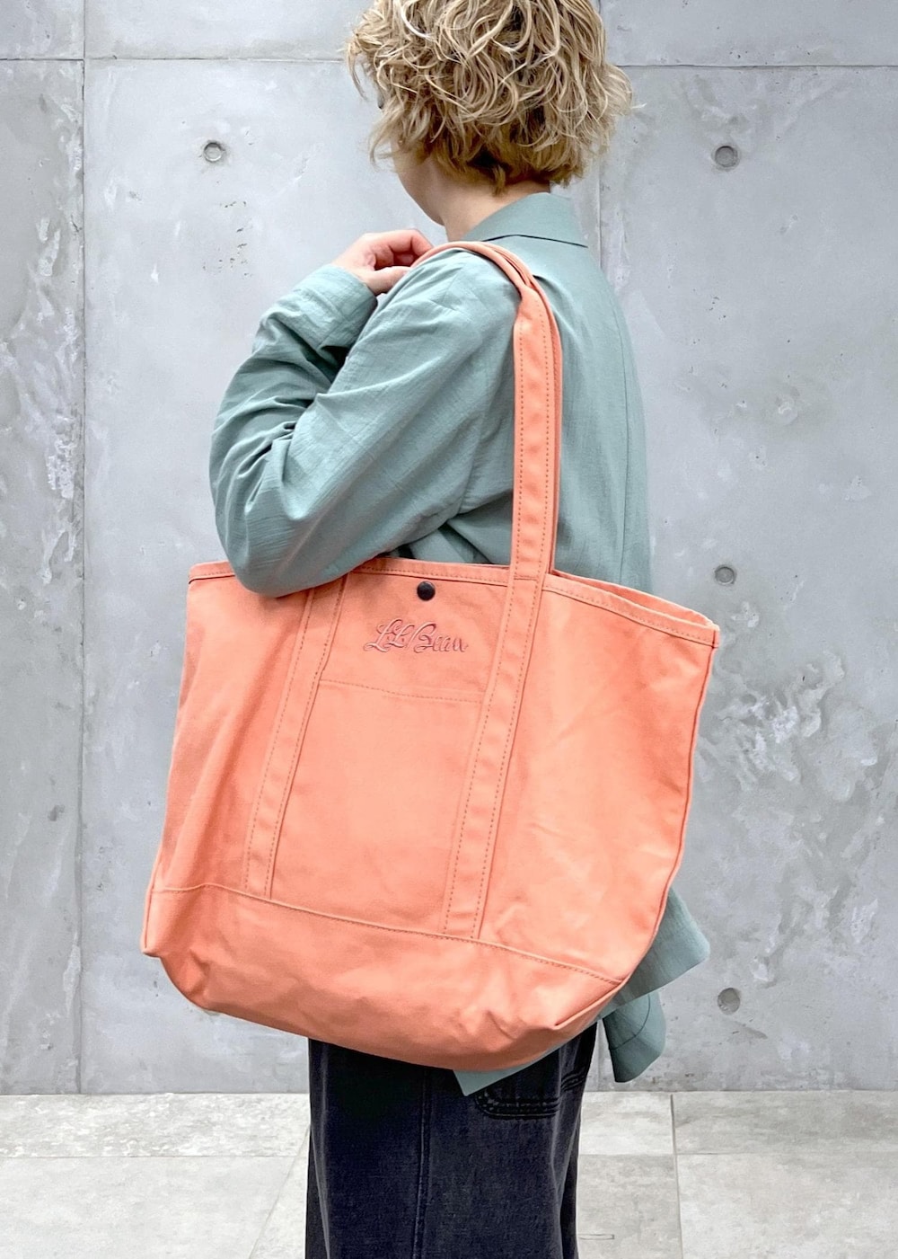 「L.L.Bean、エルエルビーン、サロンアダムエロペ、ジャケット、春ジャケット、カラージャケット、グリーン、オレンジ、グローサリートート、グローサリートートバッグ、サロペット、デニム、ブラックデニム、40代コーデ、低身長コーデ」｜「SALON adam et rope'の【WEB限定】デニムサロペット（サロペット/オーバーオール、グレー系）」を使った、Hiromさん（レディース・154cm）の冬コーディネートの10枚目の写真