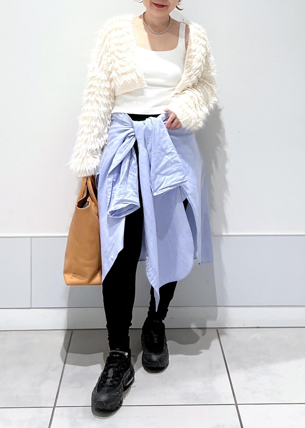 ホワイト系のカーディガン/ボレロ、ブラック系のその他パンツを着用したレディースの秋コーディネートの4枚目の写真