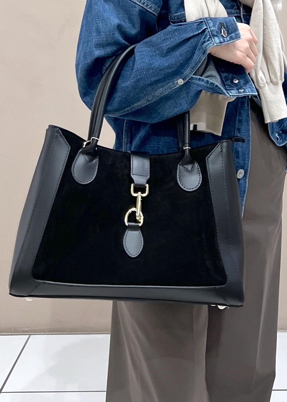 ブラウン系のその他パンツ、ブラック系のハンドバッグ、ホワイト系のスニーカーを着用したレディースの夏コーディネートの8枚目の写真