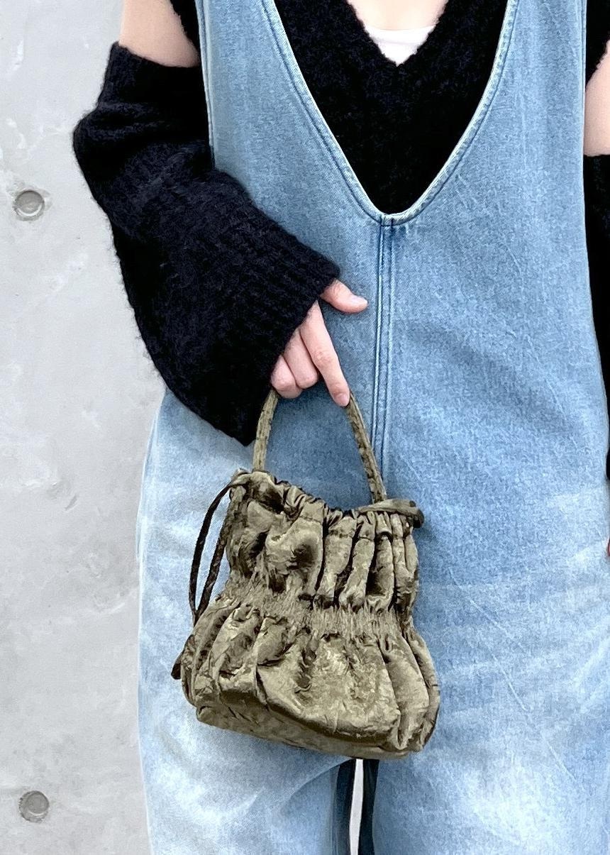 ブラック系のベスト、グリーン系のショルダーバッグ、ブルー系のサロペット/オーバーオールを着用したレディースの夏コーディネートの7枚目の写真