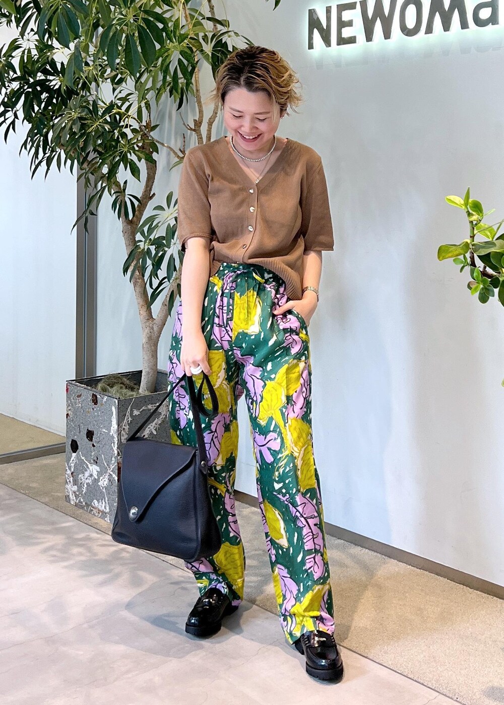 ブラック系のローファー、イエロー系のカーディガン/ボレロ、グリーン系のその他パンツを着用したレディースの夏コーディネートの2枚目の写真