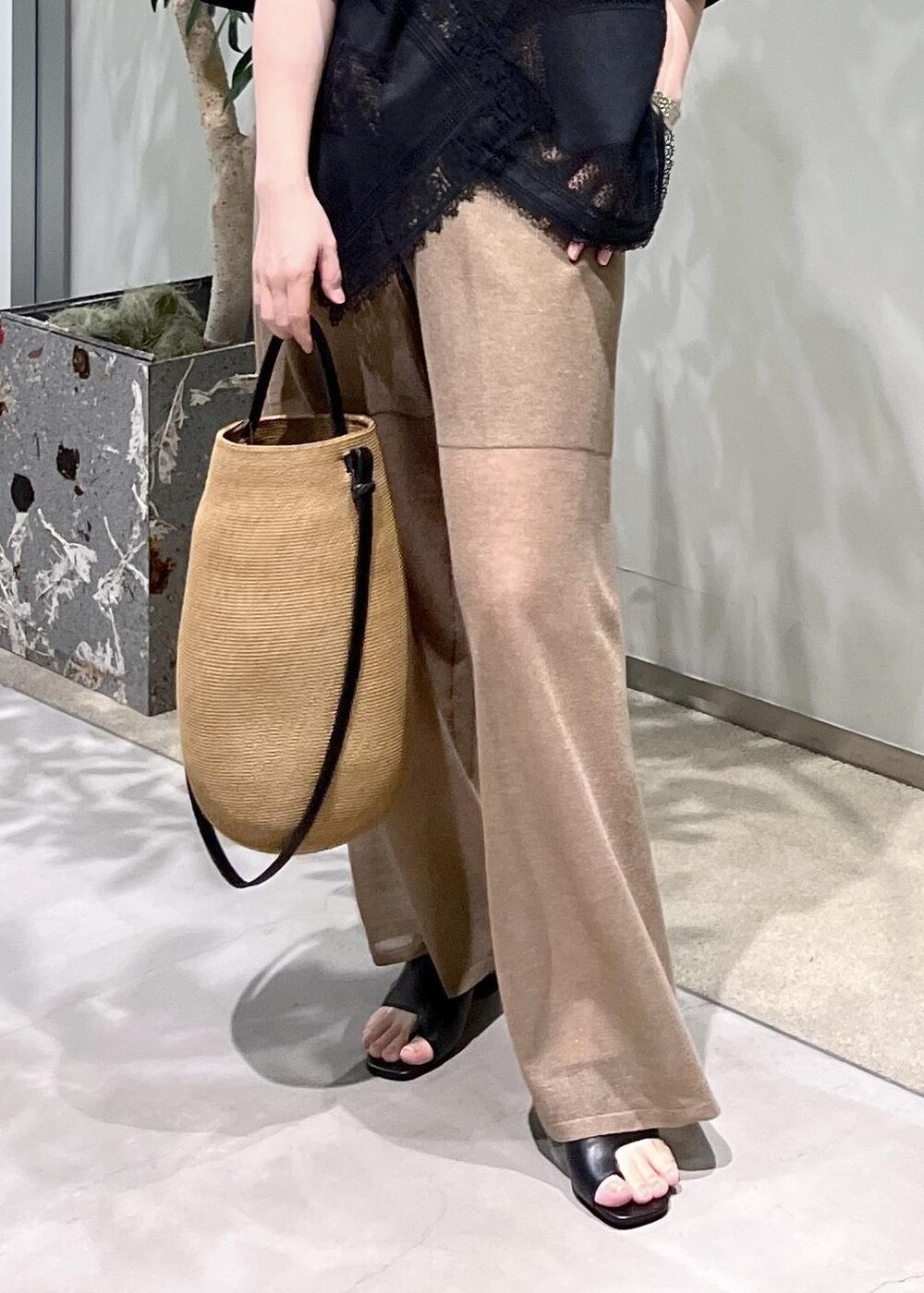 ブラック系のサンダル、ブラック系のTシャツ/カットソー、ゴールド系のその他パンツを着用したレディースの夏コーディネートの8枚目の写真