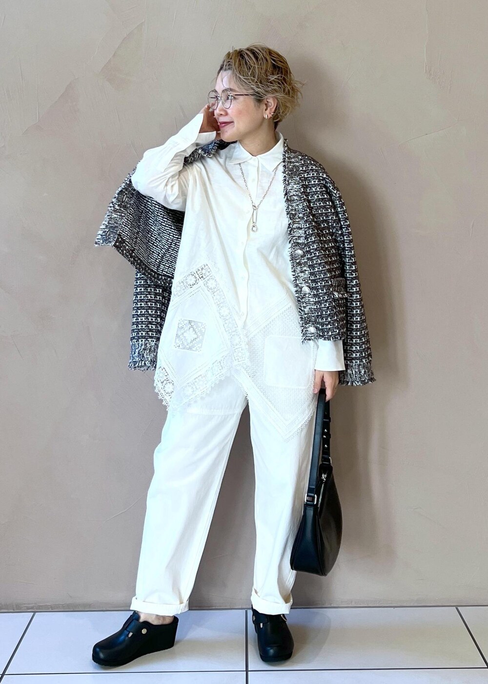 ホワイト系のシャツ/ブラウス、ホワイト系のその他パンツ、ブルー系のカーディガン/ボレロを着用したレディースの冬コーディネートの4枚目の写真