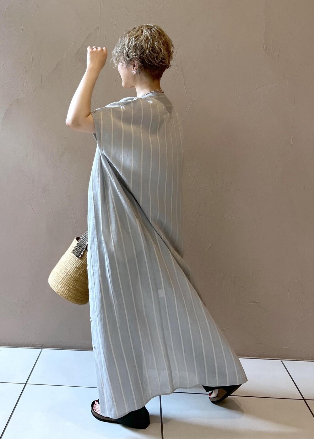 ブラック系のその他パンツ、イエロー系のタンクトップ、ブルー系のワンピースを着用したレディースの夏コーディネートの5枚目の写真