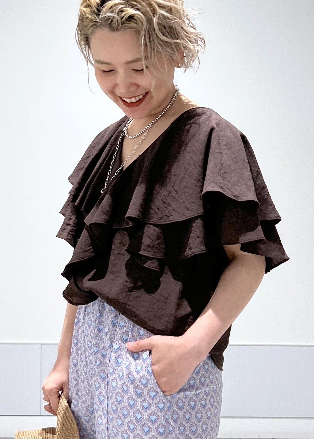 シルバー系のサンダル、ブルー系のその他パンツ、ブラウン系のシャツ/ブラウスを着用したレディースの夏コーディネートの6枚目の写真