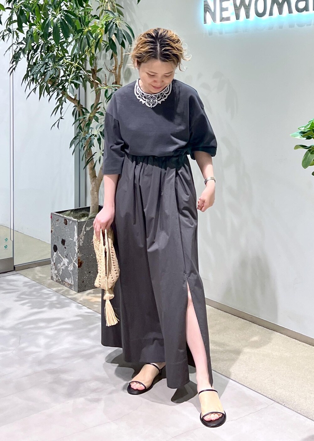 グレー系のスカート、グレー系のTシャツ/カットソー、ホワイト系のサンダルを着用したレディースの春コーディネートの4枚目の写真