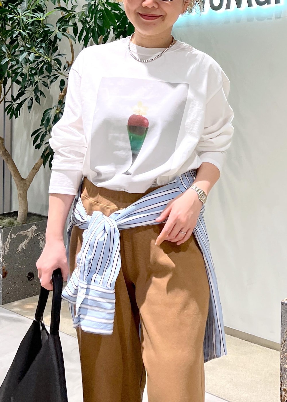 ブラック系のトートバッグ、ブルー系のシャツ/ブラウス、ホワイト系のTシャツ/カットソーを着用したレディースの冬コーディネートの8枚目の写真