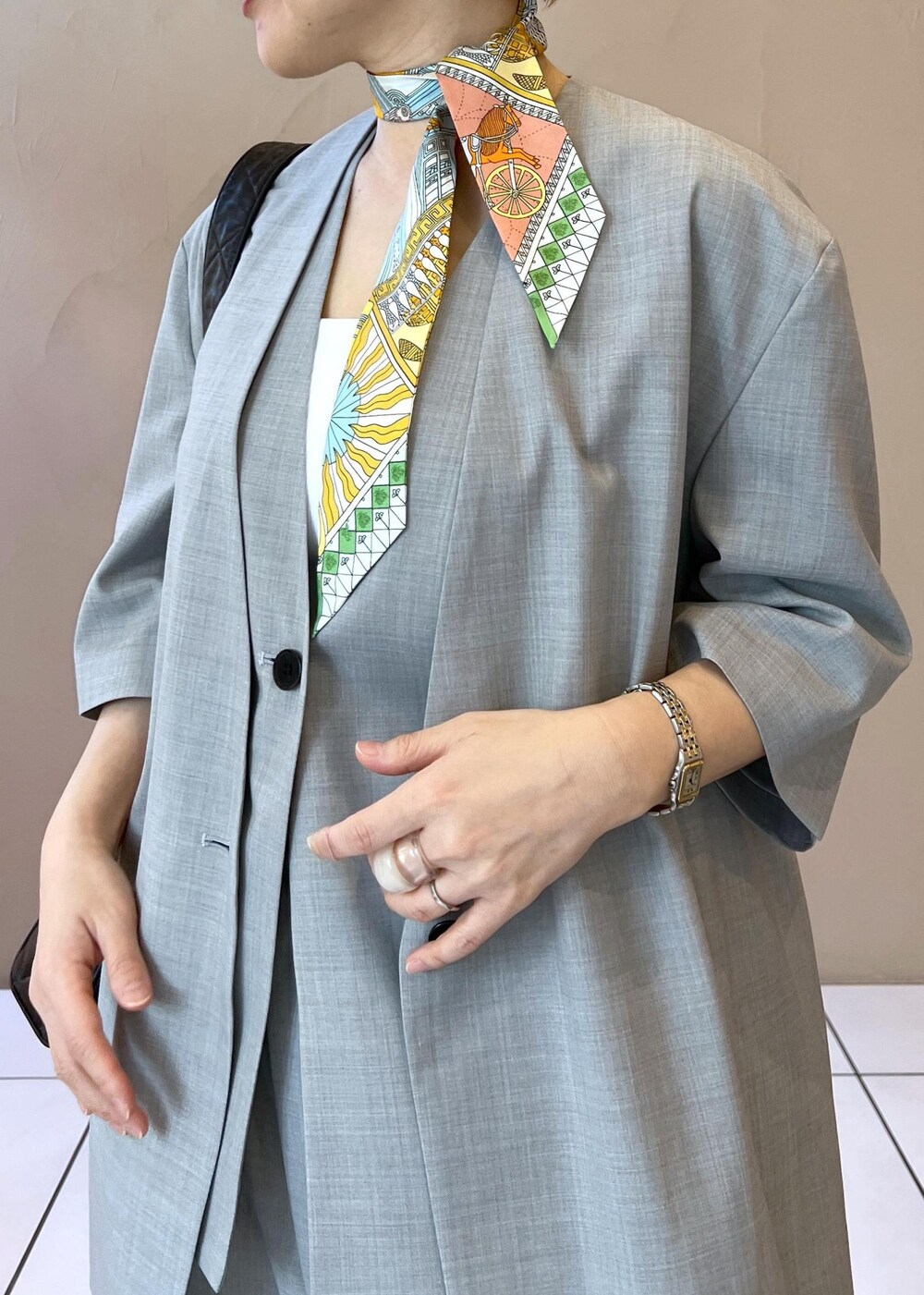 グレー系のベスト、グレー系のスラックス、グレー系のテーラードジャケットを着用したレディースの冬コーディネートの6枚目の写真