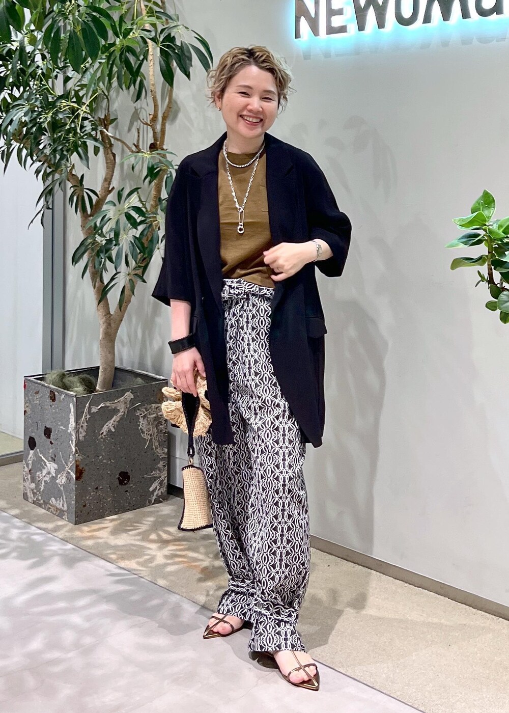 その他のサンダル、グリーン系のTシャツ/カットソー、ブラック系のテーラードジャケットを着用したレディースの夏コーディネートの2枚目の写真