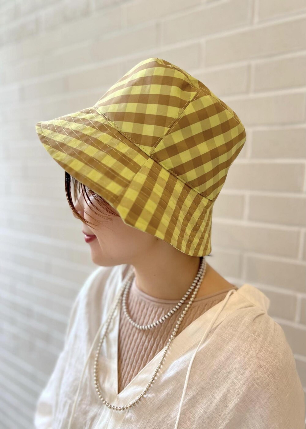 ホワイト系のサンダル、ベージュ系のTシャツ/カットソー、ホワイト系のシャツ/ブラウスを着用したレディースの春コーディネートの9枚目の写真