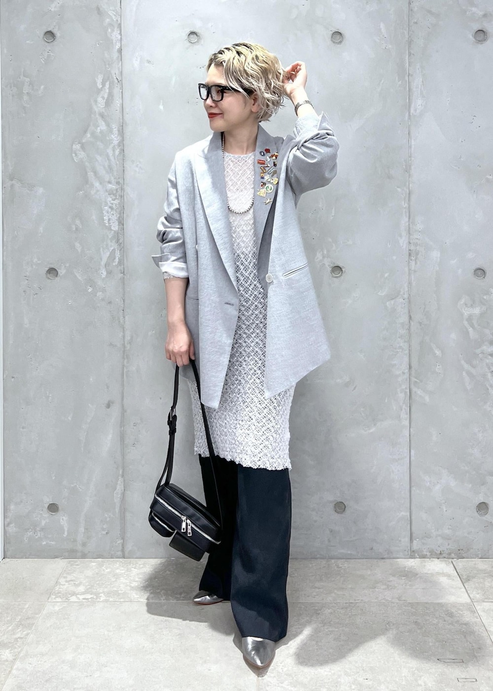 ホワイト系のワンピース、グレー系のテーラードジャケット、ブラック系のボディバッグ/ウエストポーチを着用したレディースの夏コーディネートの3枚目の写真