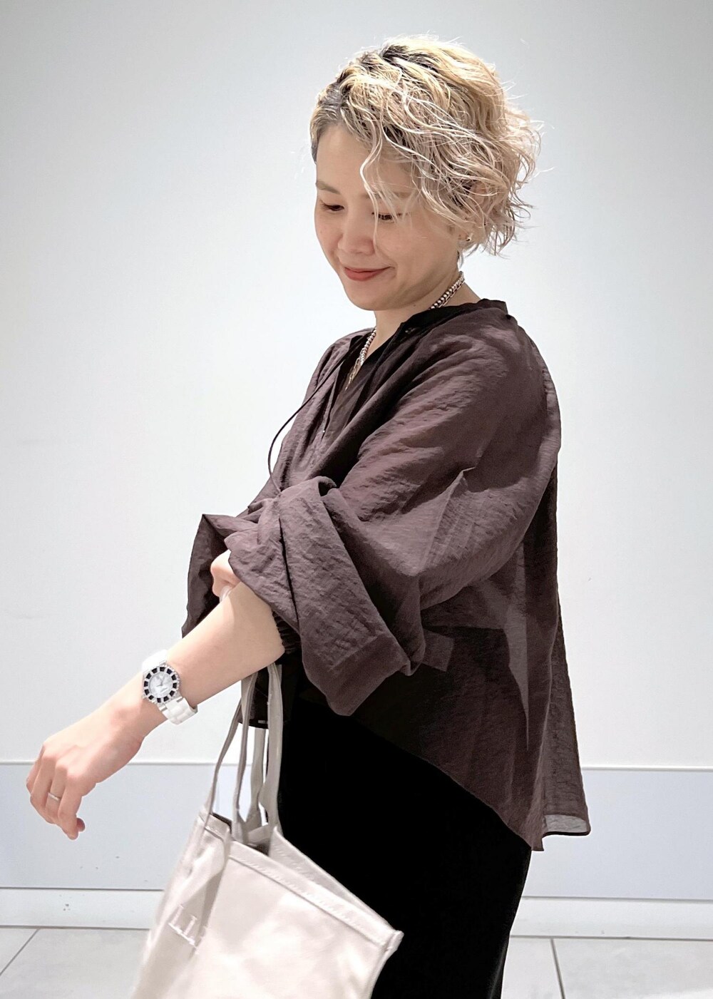 シルバー系のサンダル、ブラウン系のシャツ/ブラウス、ブラック系のその他パンツを着用したレディースの夏コーディネートの7枚目の写真