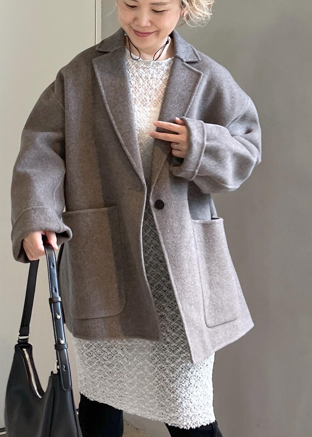 ブラウン系のその他アウター、ホワイト系のワンピース、シルバー系のパンプスを着用したレディースの秋コーディネートの6枚目の写真