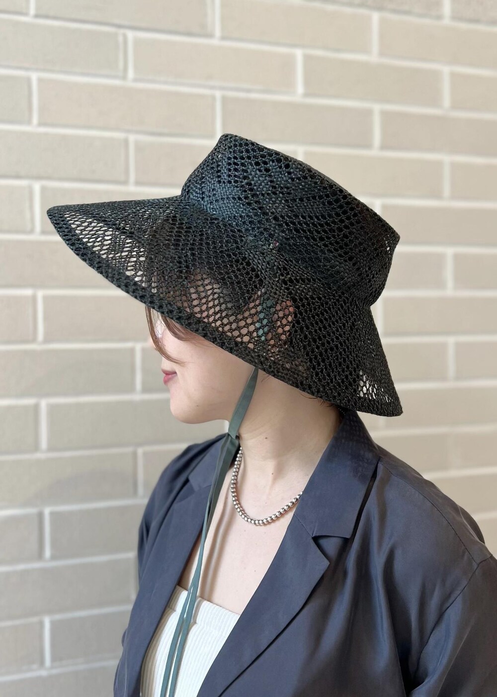 グレー系のスカート、グレー系のシャツ/ブラウス、ホワイト系のチューブトップを着用したレディースの春コーディネートの8枚目の写真