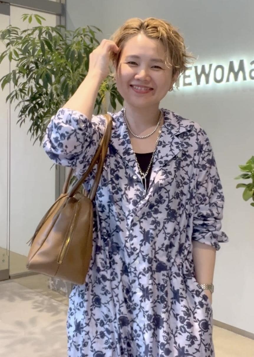 ブルー系のシャツ/ブラウス、ブラウン系のボストンバッグ、ブラック系のサンダルを着用したレディースの夏コーディネートの9枚目の写真