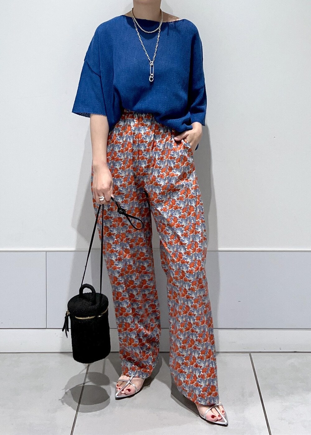 シルバー系のサンダル、ブラック系のショルダーバッグ、ブルー系のその他パンツを着用したレディースの夏コーディネートの4枚目の写真