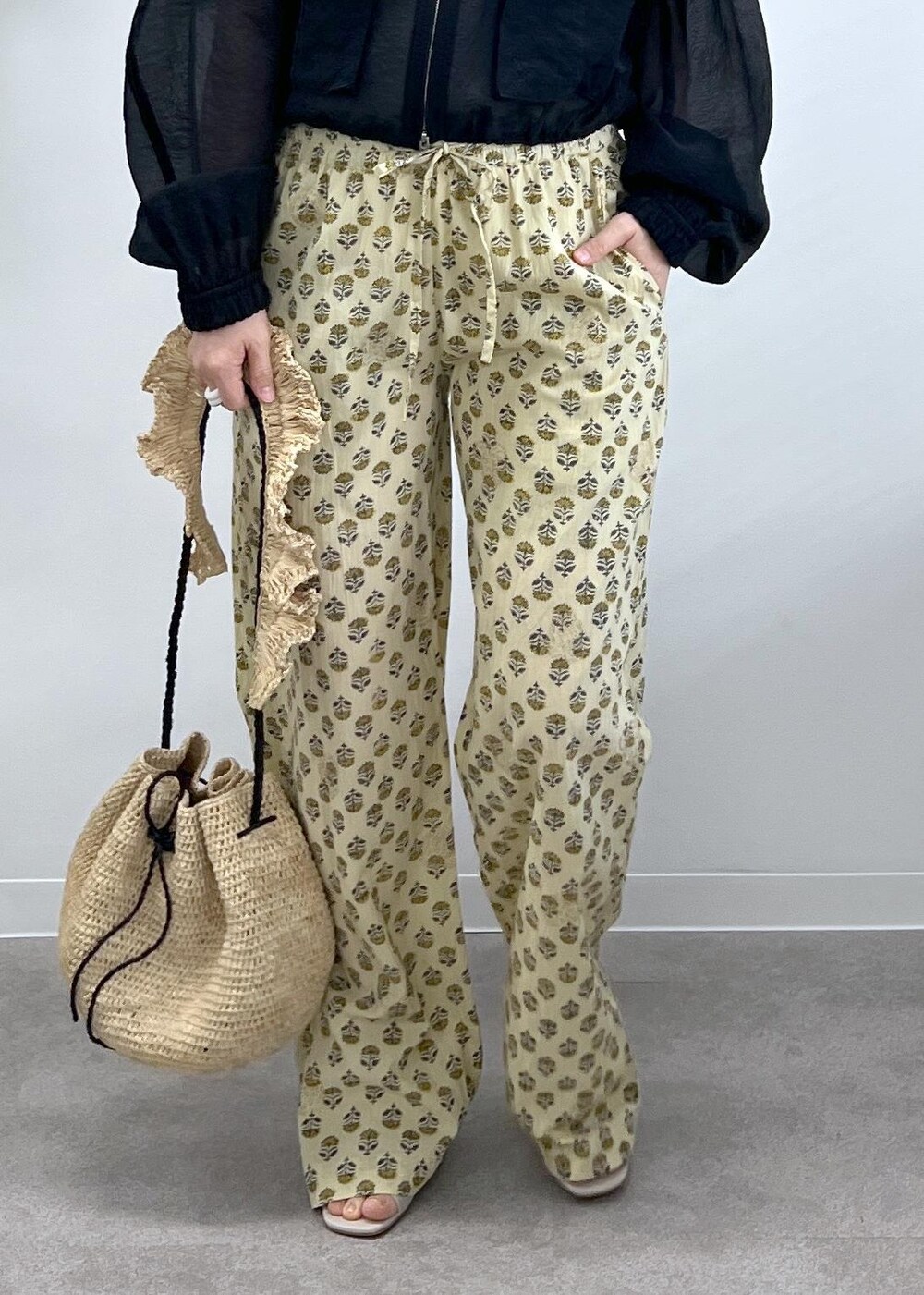 ブラック系のブルゾン、ベージュ系のその他パンツ、グレー系のサンダルを着用したレディースの冬コーディネートの9枚目の写真