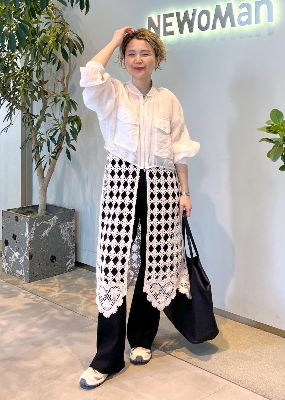 ブラック系のその他パンツ、ホワイト系のワンピース、ホワイト系のブルゾンを着用したレディースの春コーディネートの4枚目の写真