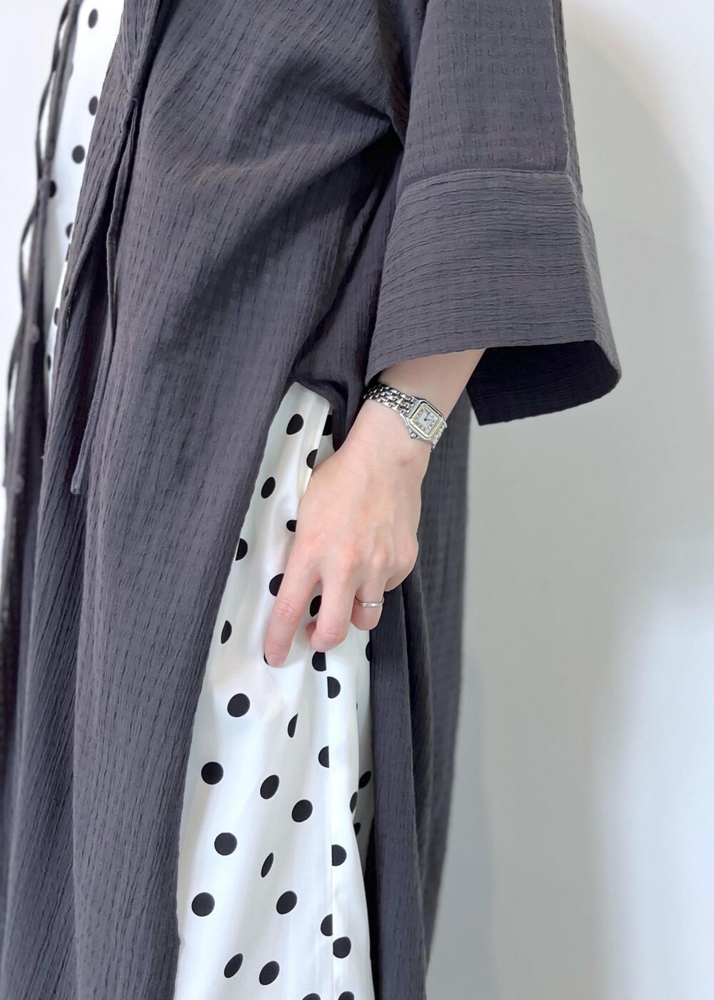 ホワイト系のつなぎ/オールインワン、ホワイト系のかごバッグ、ブラック系のシャツ/ブラウスを着用したレディースの夏コーディネートの7枚目の写真