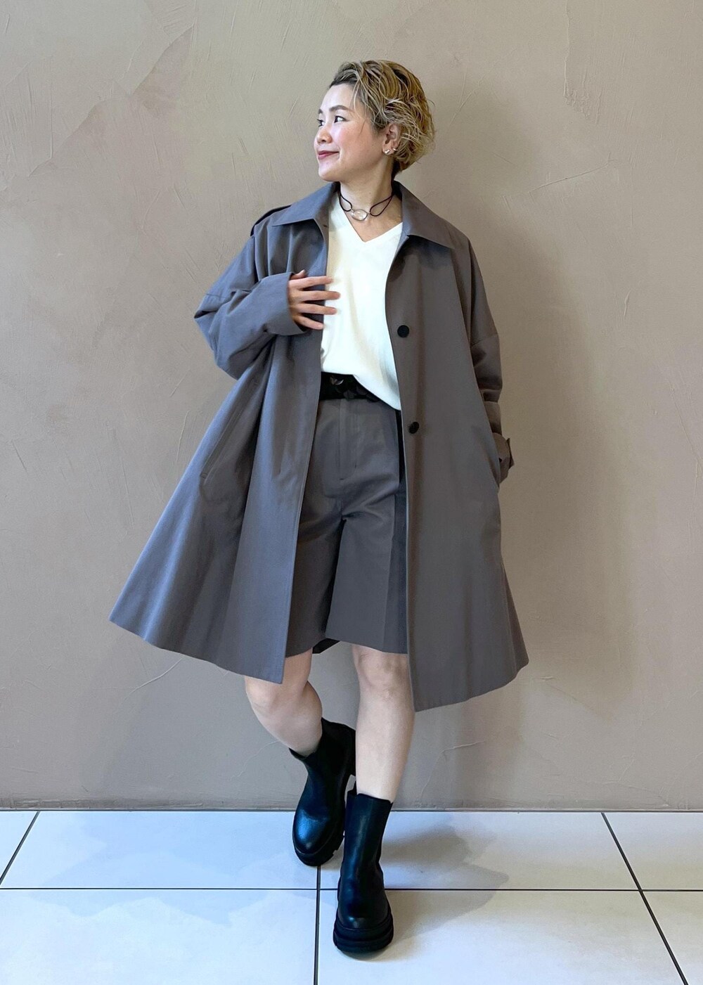 ブラック系のブーツ、ホワイト系のニット/セーター、グレー系のその他パンツを着用したレディースの冬コーディネートの9枚目の写真