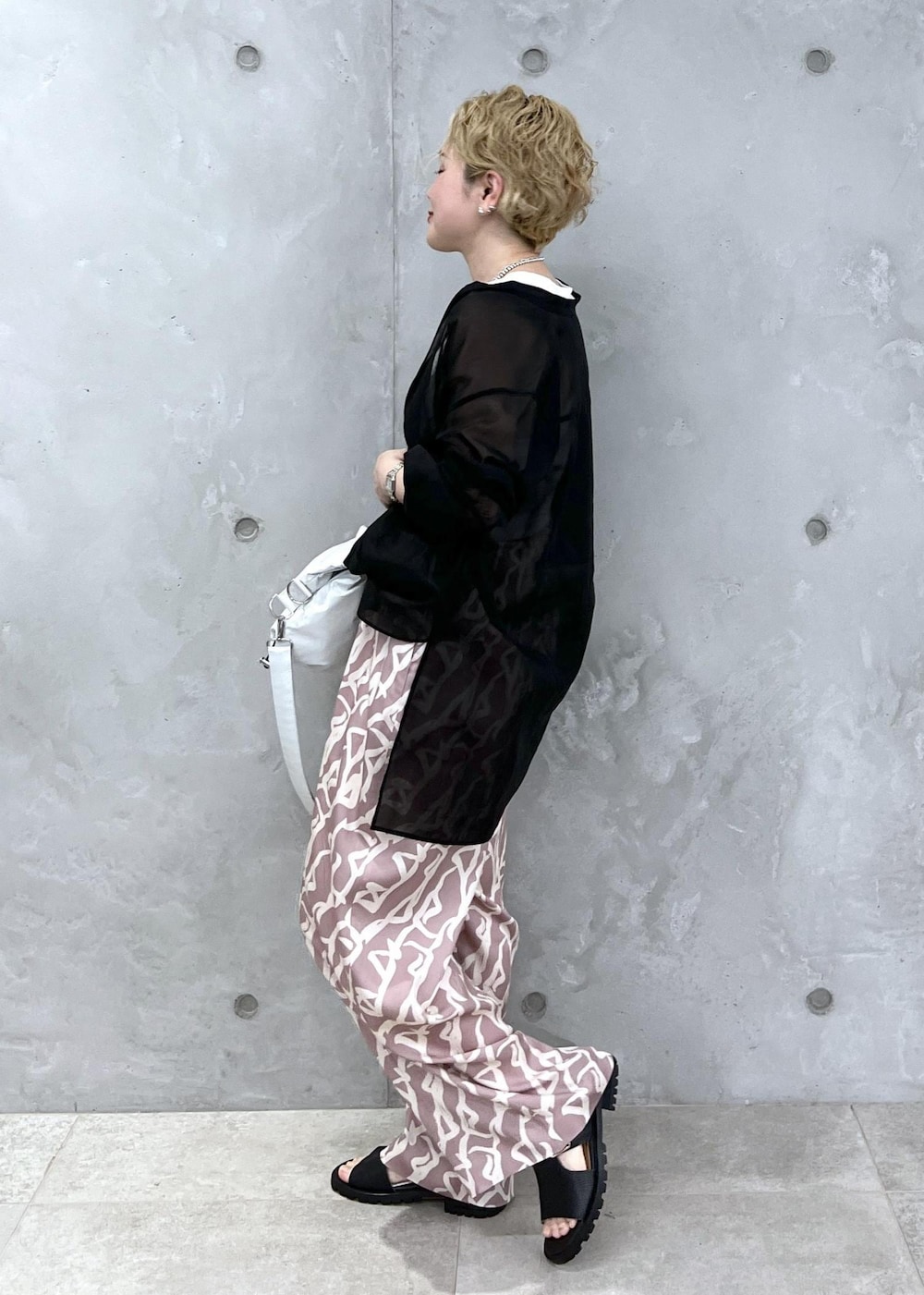 イエロー系のその他パンツ、ブラック系のシャツ/ブラウス、グレー系のトートバッグを着用したレディースの冬コーディネートの5枚目の写真