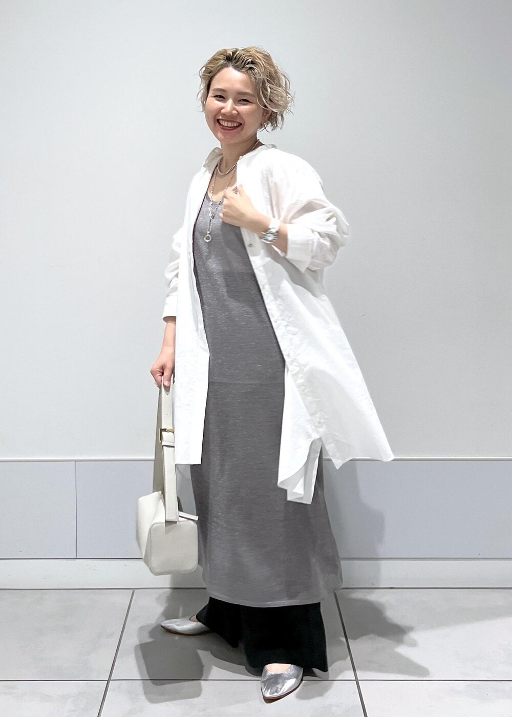 グレー系のショルダーバッグ、ブラック系のその他パンツ、シルバー系のワンピースを着用したレディースの夏コーディネートの4枚目の写真