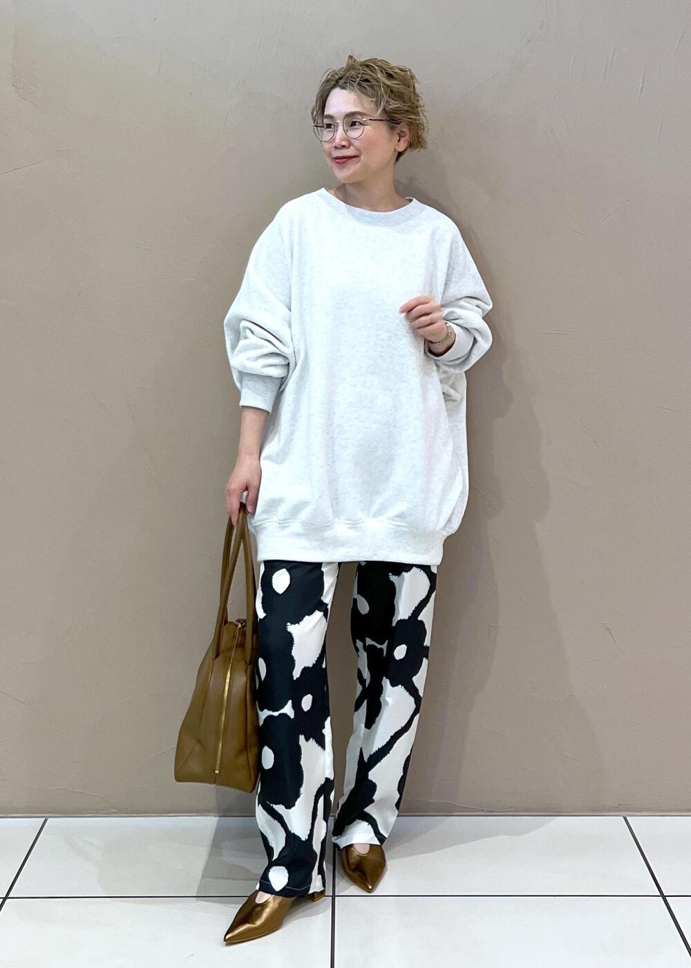 グリーン系のブルゾン、グレー系のスウェット、その他のパンプスを着用したレディースの春コーディネートの8枚目の写真