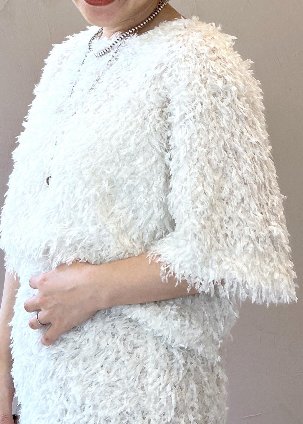 イエロー系のその他パンツ、ブラック系のサンダル、ホワイト系のTシャツ/カットソーを着用したレディースの夏コーディネートの6枚目の写真