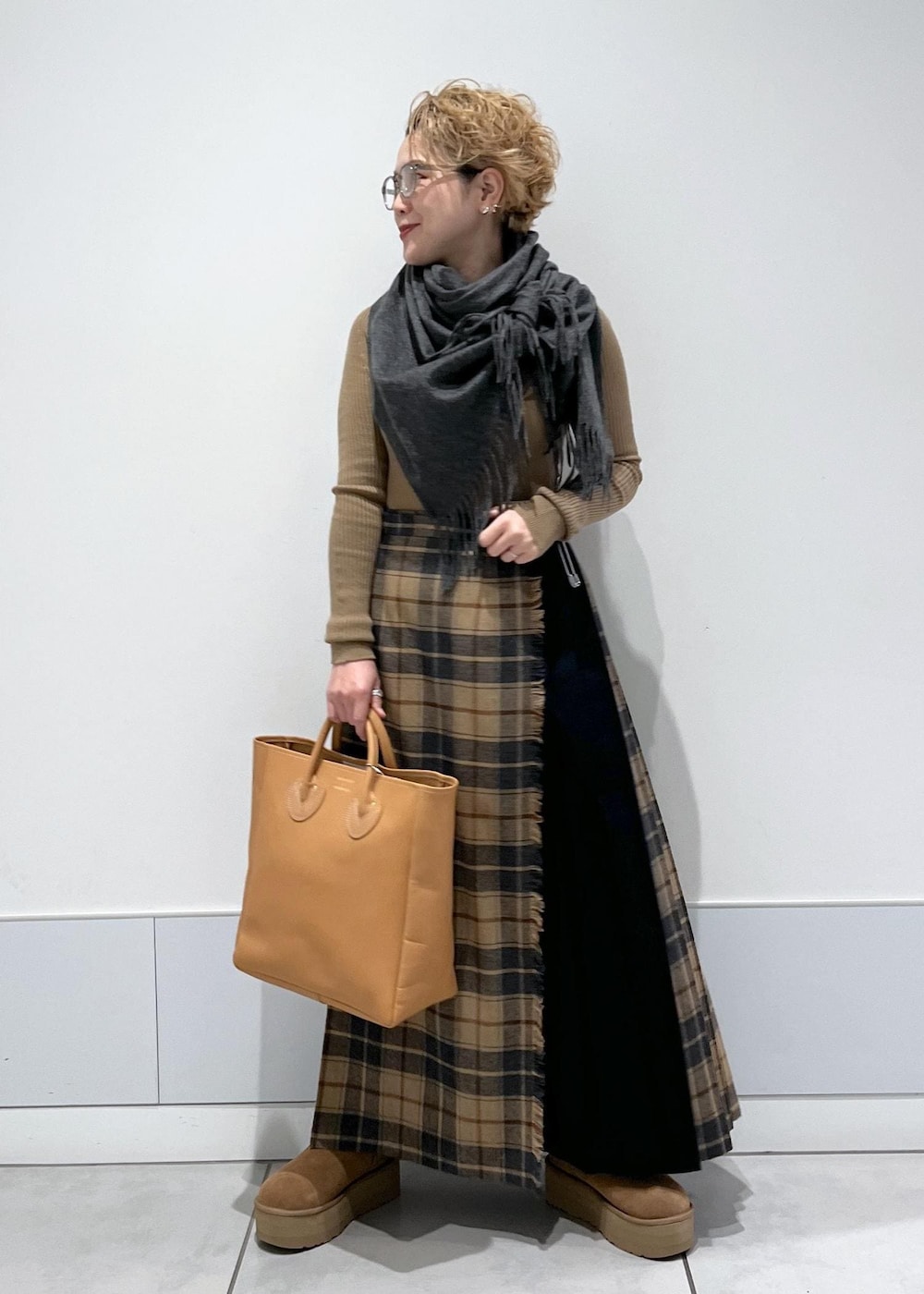 ベージュ系のスカート、ベージュ系のニット/セーターを着用したレディースの秋コーディネートの2枚目の写真