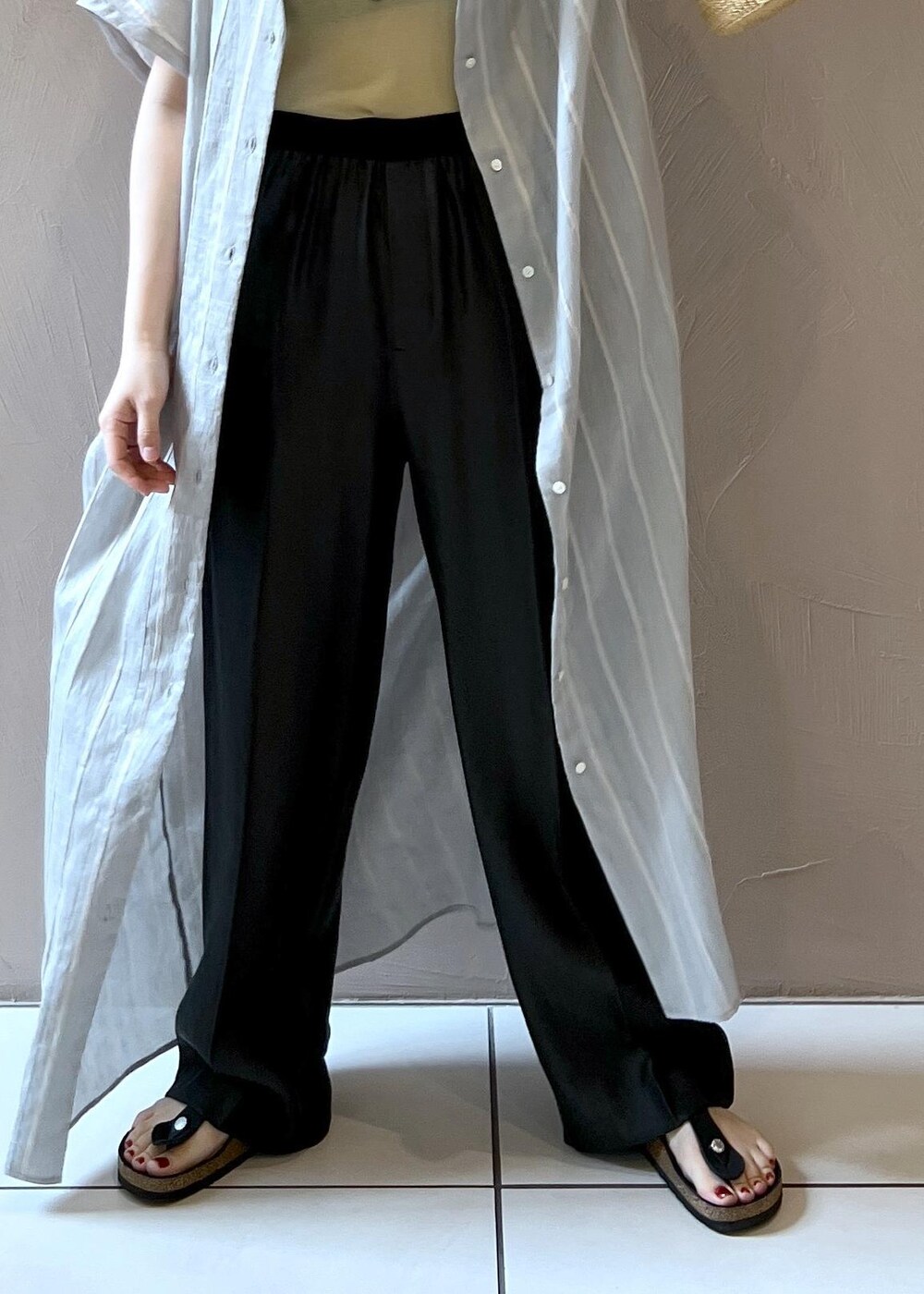 ブラック系のその他パンツ、イエロー系のタンクトップ、ブルー系のワンピースを着用したレディースの夏コーディネートの7枚目の写真