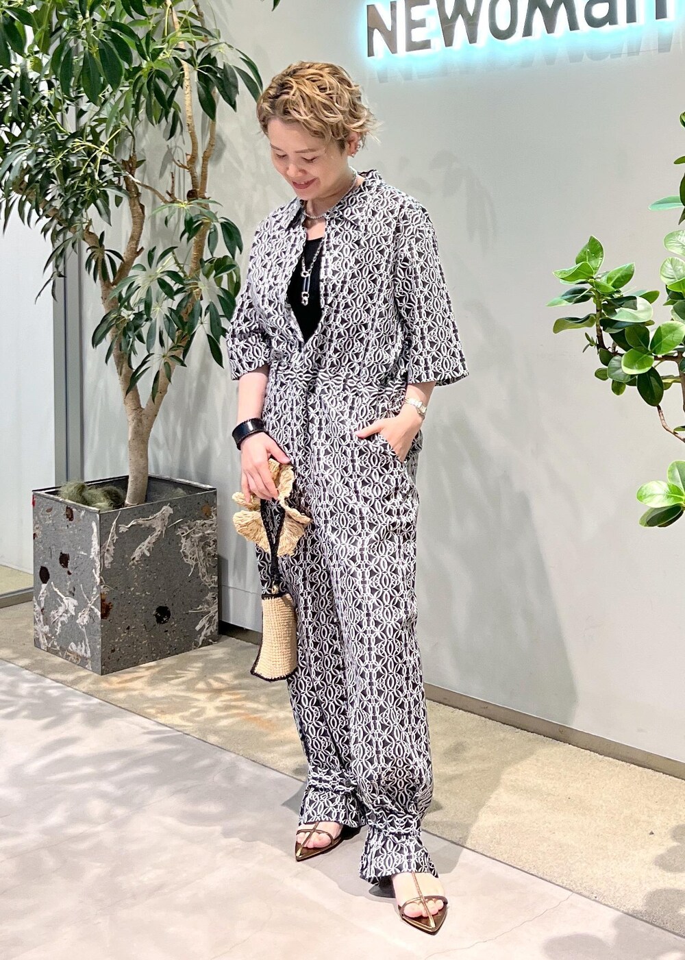 その他のサンダル、ブラック系のつなぎ/オールインワン、ホワイト系のハンドバッグを着用したレディースの夏コーディネートの3枚目の写真