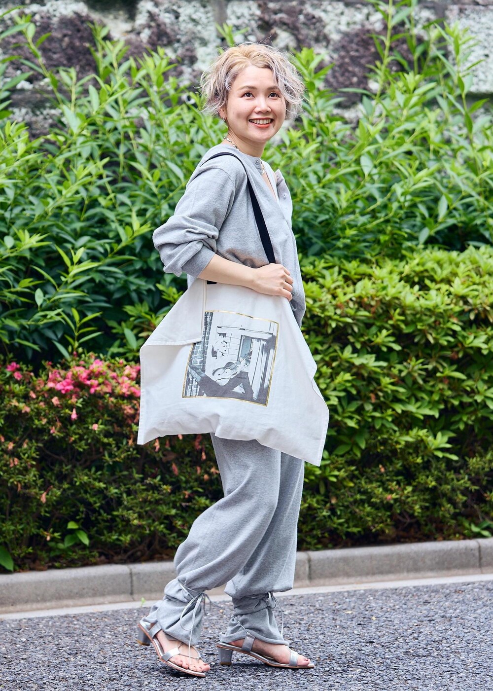 ホワイト系のトートバッグ、シルバー系のサンダルを着用したレディースの夏コーディネートの4枚目の写真