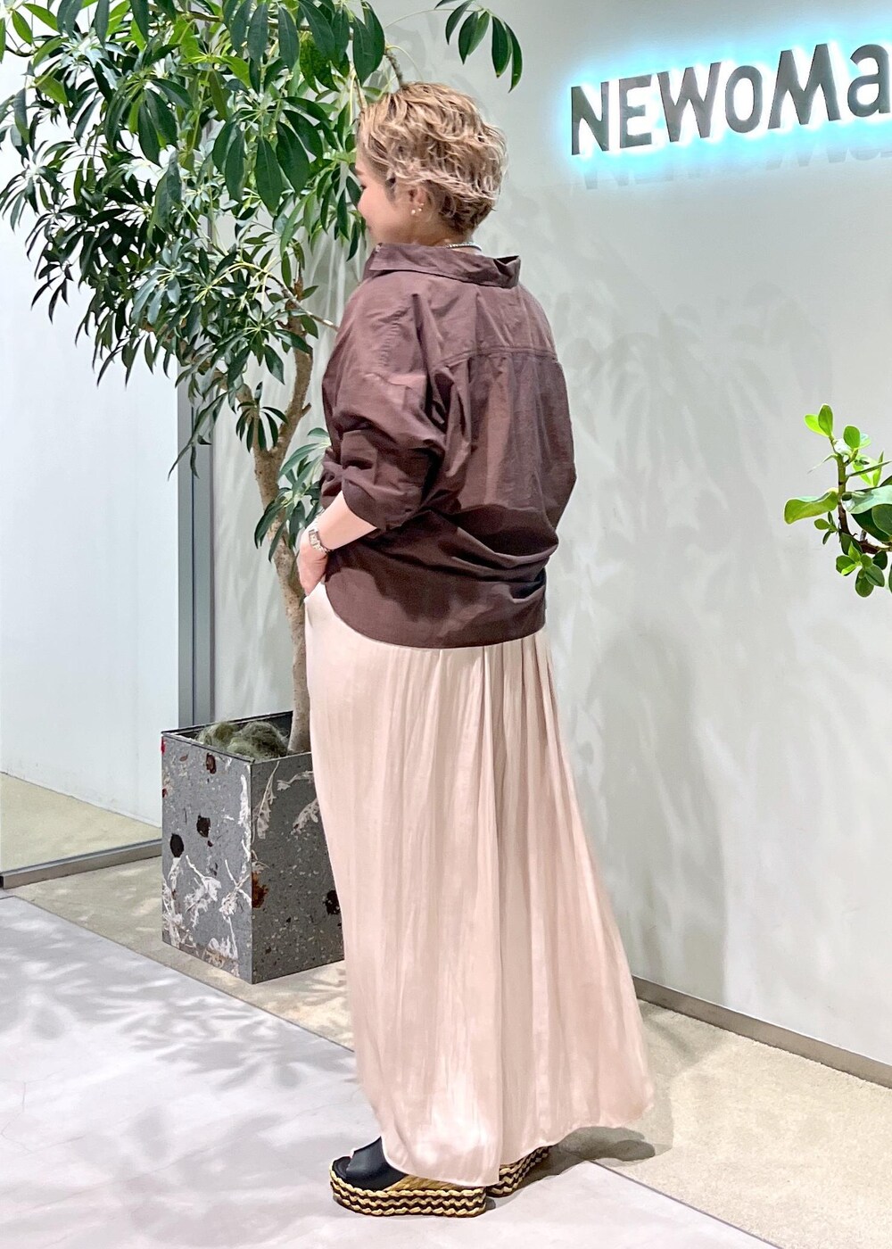ブラウン系のシャツ/ブラウス、ベージュ系のつなぎ/オールインワン、ブラック系のショルダーバッグを着用したレディースの夏コーディネートの5枚目の写真